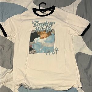 Taylor Swift 1989 (Taylor’s Version) Graphic T-Shirt Ringer